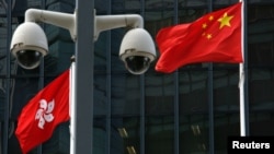 资料照:在香港总部大楼外监控摄像头后的中国国旗和香港特区旗帜。