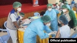 မန္တလေးတိုင်းဒေသကြီး၊ မန္တလေးမြို့တော်ခန်းမမှာ ကျန်းမာရေးဝန်ထမ်းများကို ကိုဗစ်ကာကွယ်ဆေး ထိုးနှံပေးနေတဲ့ မြင်ကွင်း။ (ဓာတ်ပုံ -Ministry of Health and Sports, Myanmar - ဇန်နဝါရီ ၂၇၊ ၂၀၂၁)