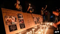 缅甸民众悼念在示威抗议中的死难者(2021年2月28号)。