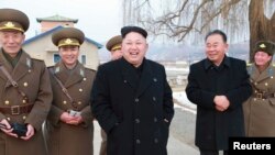 朝鲜领导人金正恩视察朝鲜人民军空军(资料照)