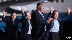 美国总统川普(右二)和曾被朝鲜关押的三名韩裔美国人走下刚刚抵美的飞机,走在马里兰州安德鲁斯联合基地的停机坪上。(2018年5月10日)