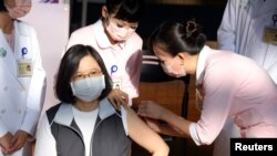 台湾总统蔡英文接种本岛自制疫苗(路透社2021年8月23日)