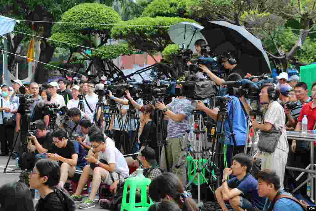 台湾民众星期天在台北的教育部门前示威游行,声援反对“黑箱课纲”的学生,要求教育部长下台。(2015年8月2日 杨明拍摄)