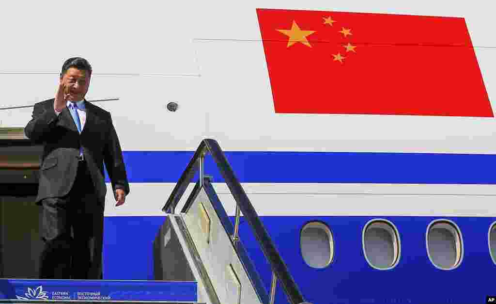 2018年9月11日中国国家主席习近平走下飞机,他抵达俄罗斯符拉迪沃斯托克参加东方经济论坛。2017年7月习近平访问莫斯科时,普京授予习近平俄罗斯最高级的圣安德烈勋章。由沙皇彼得大帝设立的圣安德烈勋章在十月革命后被废除,苏联解体后恢复,但极少颁发给外国人。同俄罗斯渊源深厚的阿塞拜疆总统阿利耶夫和哈萨克斯坦总统纳扎尔巴耶夫曾获得圣安德烈勋章。阿利耶夫毕业于莫斯科国际关系学院,他父亲是苏联前副总理和阿塞拜疆前总统。纳扎尔巴耶夫在哈萨克独立前是苏共在当地的领导人。  