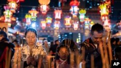 2024年2月9日星期五,香港,信徒们在寺庙烧第一柱香祈福,迎接农历龙年的到来。
