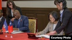 台湾总统蔡英文与海地总统莫伊兹签署联合公报(台湾总统府图片)