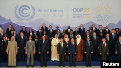出席第27届联合国气候变化大会的各国元首与政府首脑以及联合国秘书长古特雷斯拍“全家福”。(2022年11月7日)