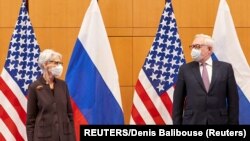 美国副国务卿温迪·谢尔曼(Wendy Sherman)在日内瓦与俄罗斯副外长谢尔盖· 里亚布科夫(Sergei Ryabkov)举行会晤。(2022年1月10日)