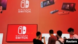 在中国上海举行的中国数字娱乐博览会任天堂Nintendo Switch展位上的参观者。(2019年8月2日)