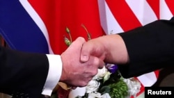 美国总统特朗普(左)和朝鲜领导人金正恩在越南河内举行美朝第二次峰会前握手。(2019年2月27日)
