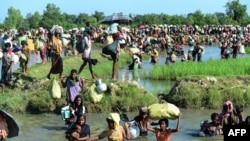 မှတ်တမ်းဓါတ်ပုံ -၂၀၁၇ အောက်တိုဘာ၁၆ ရက်က ရိုဟင်ဂျာ ဒုက္ခသည်များ ဘင်္ဂလားဒေ့ရှ်ဘက်ကို ထွက်ပြေးလာစဉ်