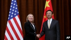 2012年9月4日,美国国务卿希拉里·克林顿在北京与中国外长杨洁篪握手