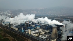 中国山西省河津市一个煤炭加工厂的烟囱排放的浓烟。(2019年11月28日)