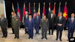美国国防部长奥斯汀(右三)在新加坡举行的香格里拉对话会议期间与东南亚各国国防部长合影。(2023 年6月2日)