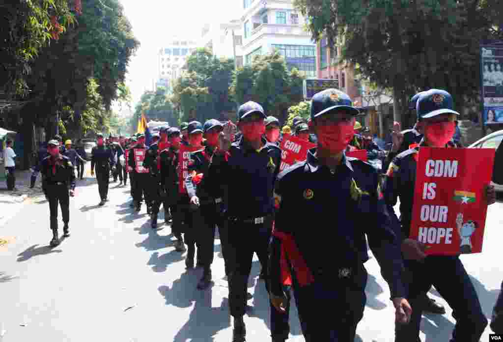 အရန်မီးသတ်တပ်ဖွဲ့ဝင်တွေ ပါဝင်တဲ့ မန္တလေးမြို့က ဆန္ဒပြပွဲ မြင်ကွင်း။ 