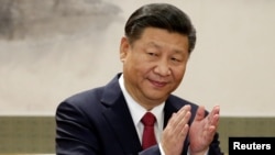 中国国家主席习近平和新政治局常委在人民大会堂与记者见面并发表讲话。(2017年10月25日)