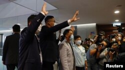 香港四名民主派议员提交辞呈后向媒体挥手致意。(2020年11月12日)