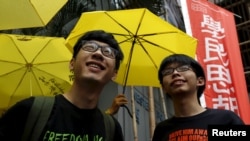 前学联常务秘书钟耀华(右)