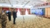 戴着口罩的中国国家主席习近平视察火神山医院时通过视频向新冠病毒感染者和医护人员招手。(2020年3月10日)