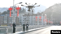 中国湖北省襄阳地区的警察使用无人机传播防控新冠病毒的信息。(2020年2月4日)