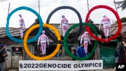 流亡藏人在印度达兰萨拉抗议北京举办2022年冬奥会的活动时,用奥林匹克五环作为道具。(2021年2月3日 )