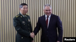 正在莫斯科访问的中国国防部长李尚福2023年8月15日与俄罗斯国防部长谢尔盖·绍伊古会晤。(俄罗斯国防部照片)