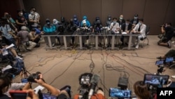 香港立法会议员涂谨申、朱凯廸与12名被大陆拘留的港人家属召开记者会。(2020年9月12日)