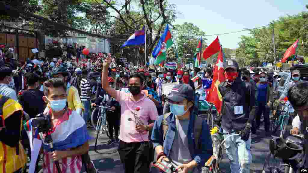 ရန်ကုန်မြို့ရှိ အမေရိကန်သံရုံးရှေ့ စစ်အာဏာသိမ်း ဆန့်ကျင် ဆန္ဒပြ မြင်ကွင်း။