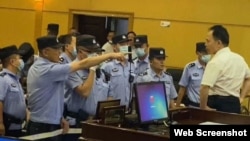中国法学家徐昕在包头法庭上遭法警吼叫 (李永恒律师微博图片 )