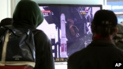 2012年12月9日,韩国人在首尔列车站观看朝鲜火箭发射计划的电视新闻。