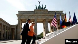 2013年6月19日,美国总统奥巴马在德国总理默克尔陪同下抵达柏林的勃兰登堡,准备发表讲话