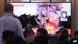 韩国首尔火车站里的人们在观看电视播报朝鲜发射飞行物的画面。(2019年10月31日)