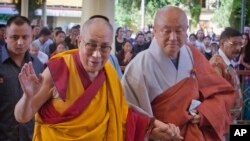 2015年9月7日,西藏精神领袖达赖喇嘛(左)抵达印度达兰萨拉(Dharmsala)的楚拉康寺(Tsuglakhang),向信众挥手致意。