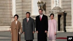 中国国家主席习近平和夫人彭丽媛,西班牙国王费利佩和王后莱蒂齐亚11月3日在西班牙马德里皇家宫殿举行的欢迎仪式上。