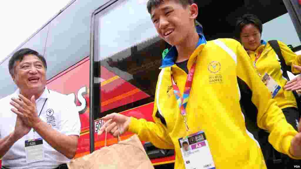 哈岗市接待城市主席张国兴迎接台北队员(美国之音国符拍摄)greeting