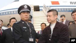 被指贪污4.85亿美元的中国银行广东开平支行前行长余振东被美国遣返后在北京机场被捕(2004年4月16日)