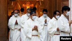 香港天主教教区主教周守仁出席主教祝圣礼后离开主教教堂。(2021年12月4日)