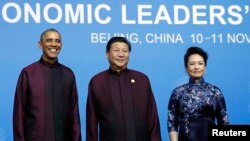 美国总统奥巴马和中国主席习近平以及习近平夫人彭丽媛在北京的APEC欢迎宴会上(2014年11月10日)