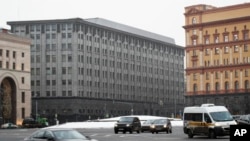 在莫斯科市中心的灰色建筑是俄罗斯情报机构联邦安全局的总部(2016年12月30日)。俄罗斯联邦安全局是美国财政部的制裁对象。