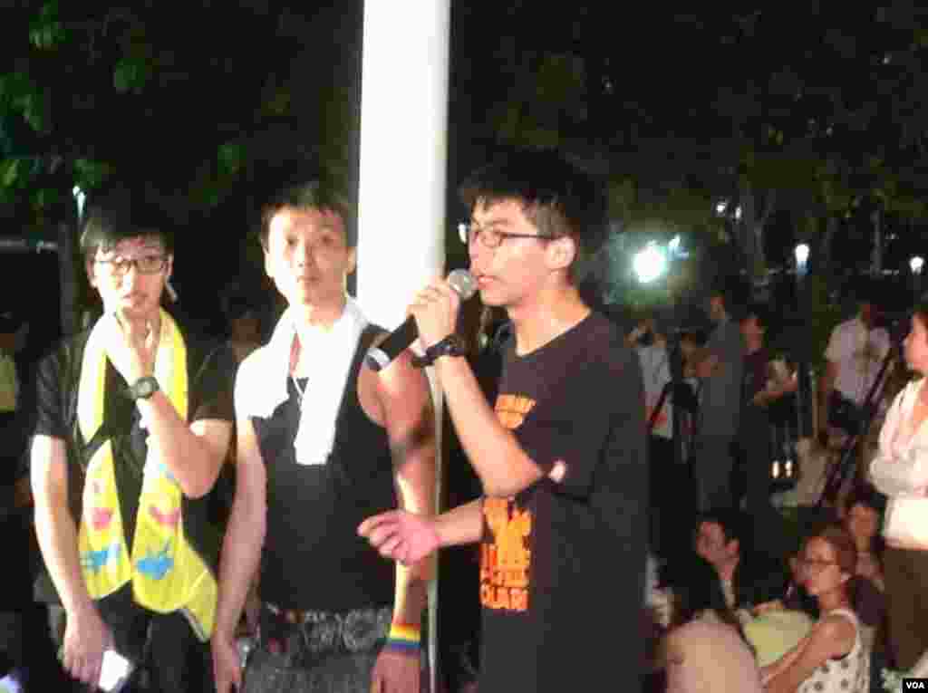 香港立法会辩论政改方案在星期三踏入最后阶段,大批支持和反对的示威人士在议会外的示威区分别举行集会。 (美国之音海彦拍摄)