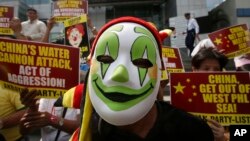 2014年3月3日,抗议者在中国驻菲律宾马卡迪领事馆前示威,抗议中国海警船在有争议的斯卡伯勒浅滩(黄岩岛)用水炮驱逐菲律宾渔民。