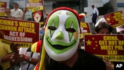 2014年3月3日,抗议者在中国驻菲律宾马卡迪领事馆前示威,抗议中国海警船在有争议的斯卡伯勒浅滩(黄岩岛)用水炮驱逐菲律宾渔民。
