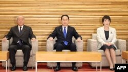 2024年3月26日,日本首相岸田文雄(中)、财务大臣铃木俊一(左)和经济安全保障担当大臣高市早苗(右)在东京首相官邸出席内阁会议。