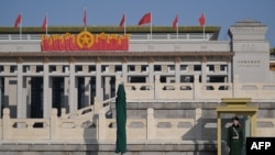 资料照:2024年3月3日,在中国一年一度的立法会议“两会”之前,一名武警在北京天安门广场站岗。(法新社)