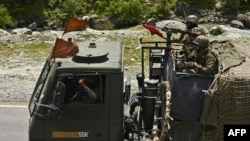 印度军队士兵驾驶军车行驶在通往中印两国边界爆发军事冲突地区的道路上。(2020年6月17日)