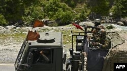 印度军队士兵驾驶军车行驶在通往中印边境加勒万河谷的道路上。(2020年6月17日)