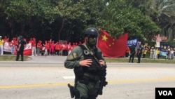 VOA拍摄海湖庄园附近欢迎和抗议习近平的人群(17图)