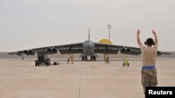 一架B-52 轰炸机抵达卡塔尔的阿尔乌迪德空军基地 (2016年4月9日)