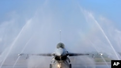 美制F-16V战机在台湾嘉义举行的军演中进行清洗。(2020年1月15日)