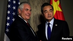 美国国务卿蒂勒森和中国外长王毅在马尼拉举行双边会谈前握手(2017年8月6日)